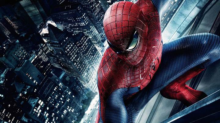 The Amazing Spider-Man – Hanging On Building